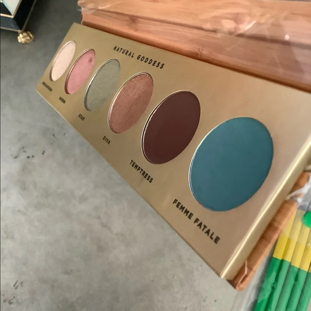 BUTTER‎ LONDON EYESHADOW PALETTE BRUSHES BY LAVISH